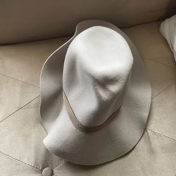 Alxiliary Aritzia Women's Cream Wool Hat - Picture 2 of 5